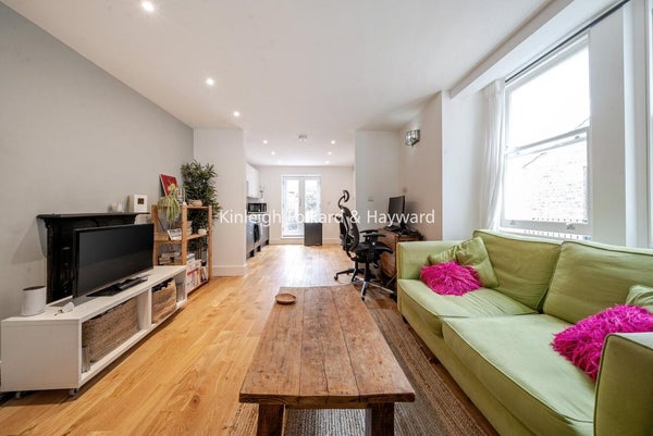 Flat Garratt Terrace in London