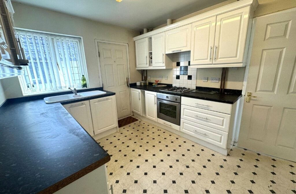 House Sycamore Road in Rushmoor