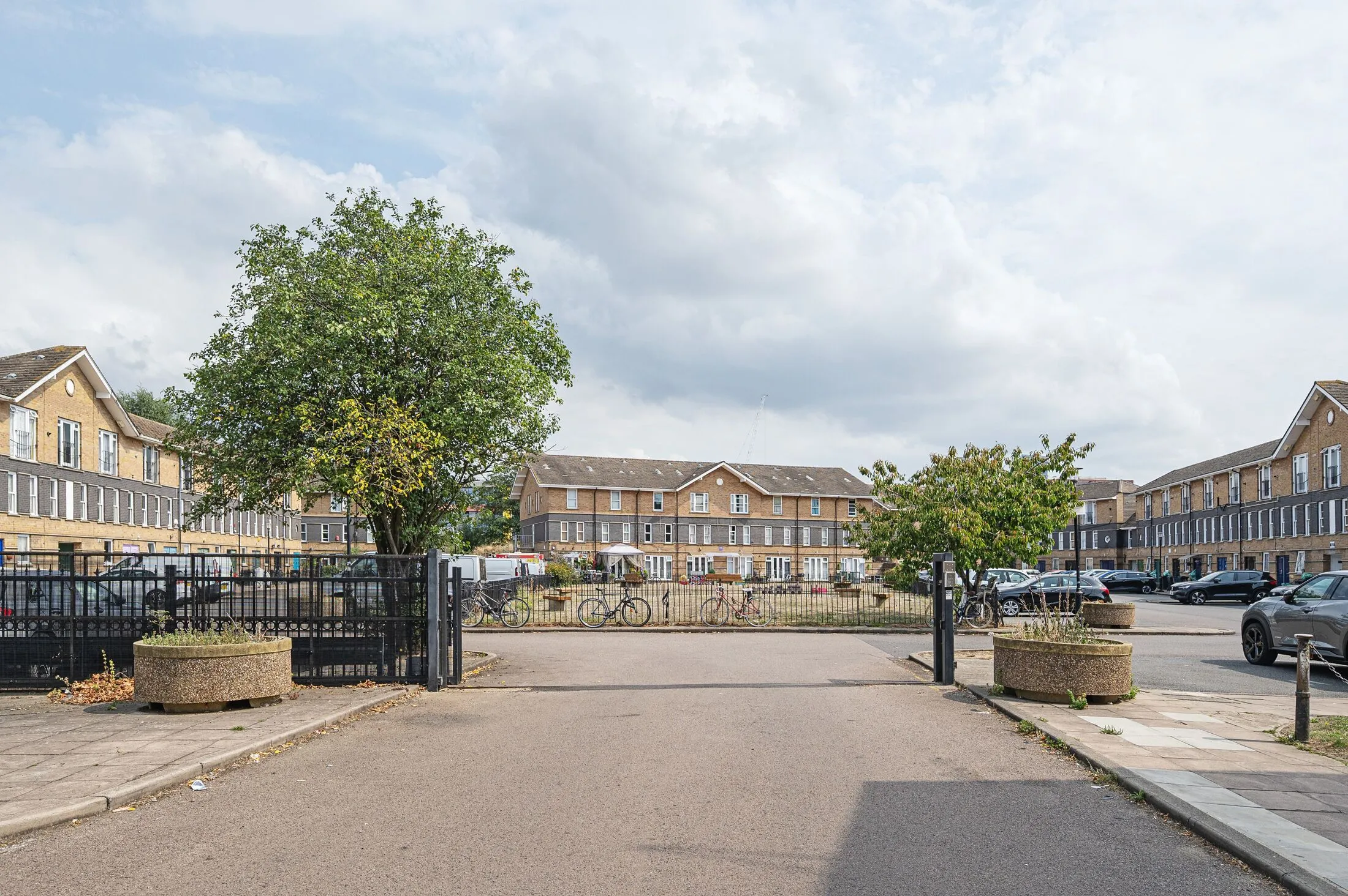 Flat Leabank Square in Greater London