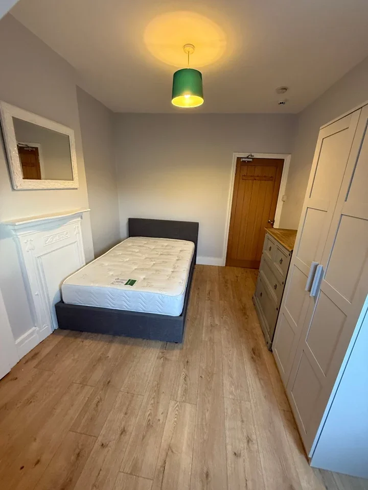 Room Ewell Road in Greater London