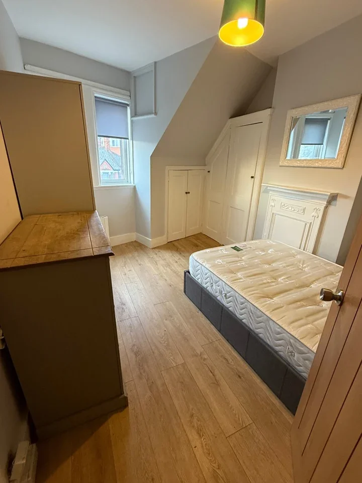 Room Ewell Road in Greater London