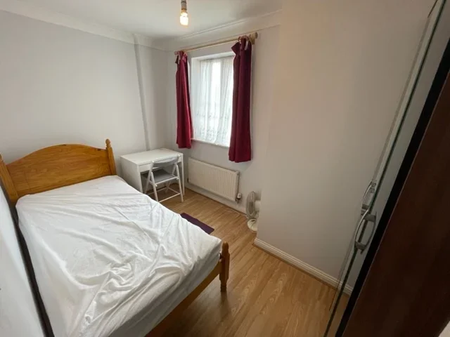 Room Parklands Close in Greater London