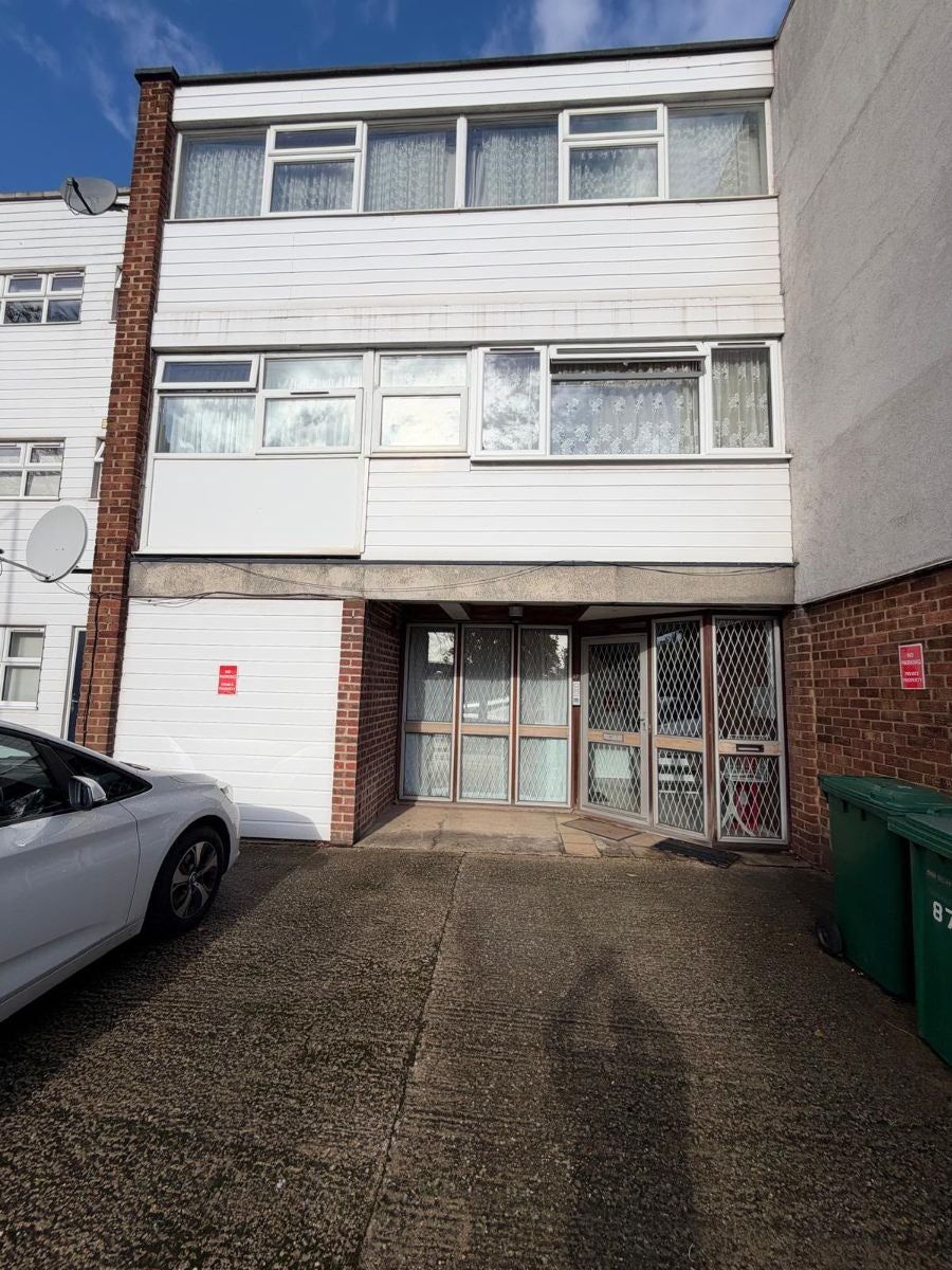 Flat Renters Avenue in Greater London