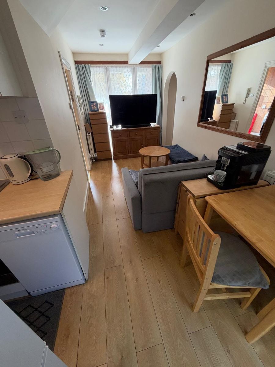 Flat Renters Avenue in Greater London