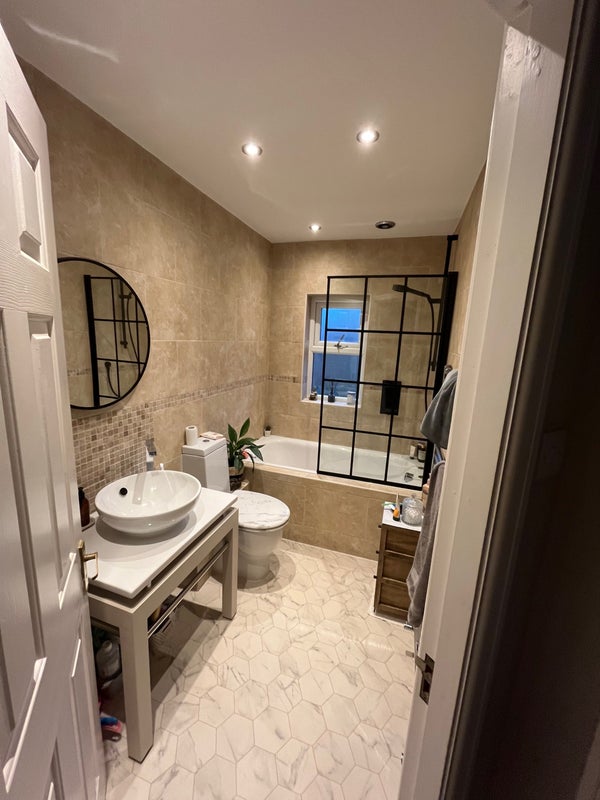 Room Turnbury Road in Manchester