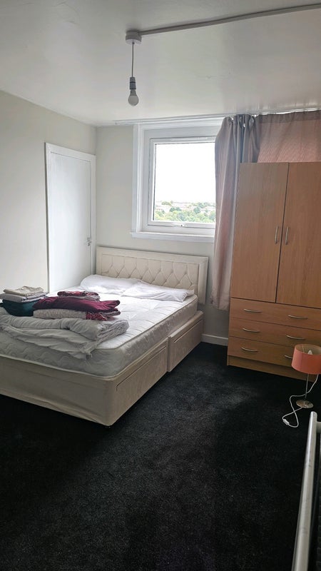 Room Glenfinnan Road in Glasgow