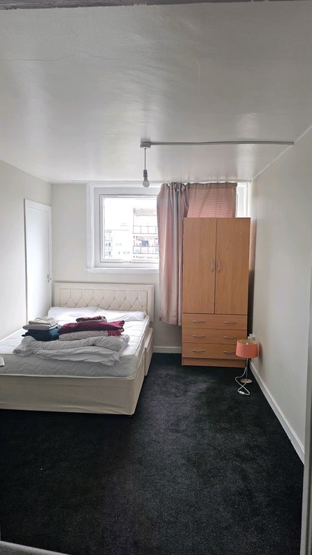 Room Glenfinnan Road in Glasgow