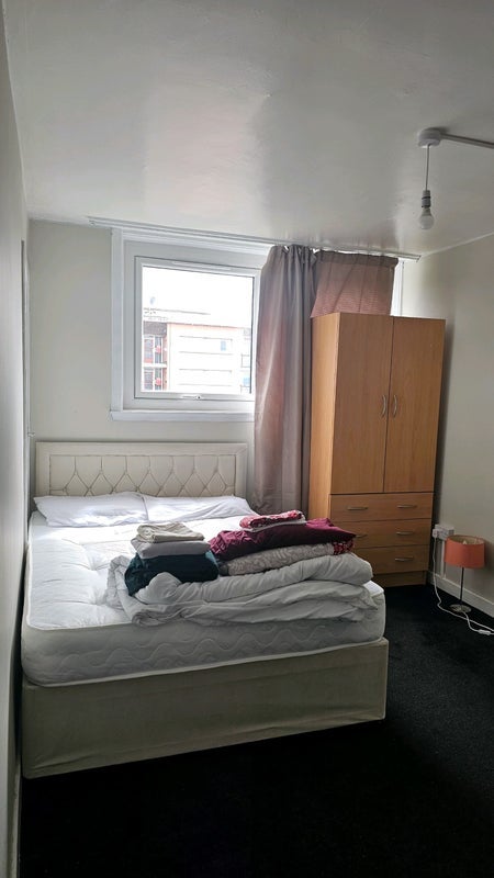 Room Glenfinnan Road in Glasgow