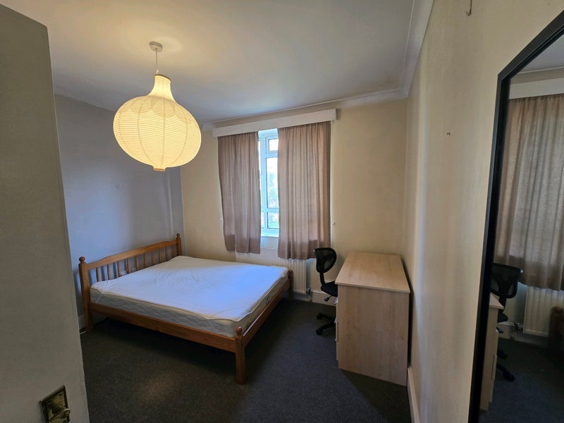 Room Lancaster Court in Greater London