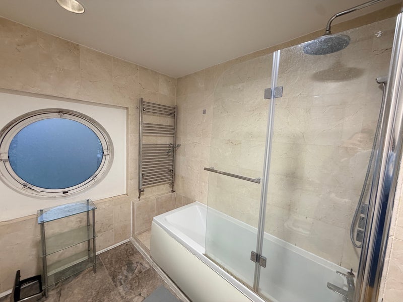 Room Chandlers Mews in Greater London