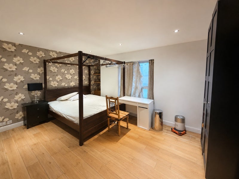Room Chandlers Mews in Greater London