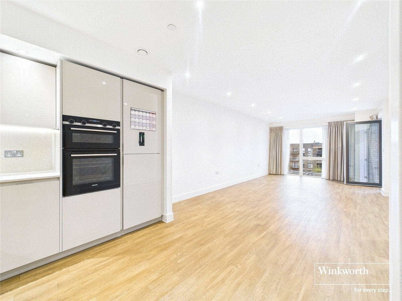 Flat Lismore Boulevard in Greater London