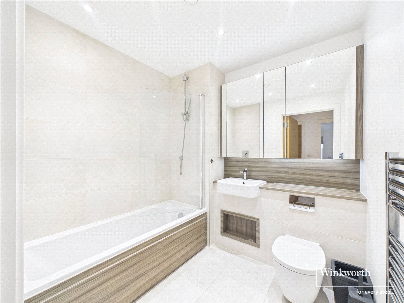 Flat Lismore Boulevard in Greater London