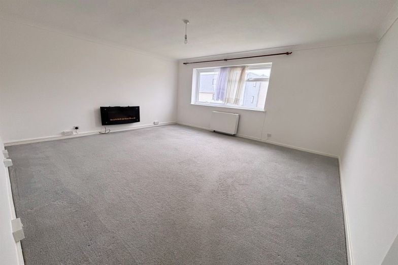 Flat Lincoln Avenue in Peacehaven