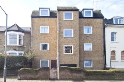 Flat St. Ann's Hill in Greater London