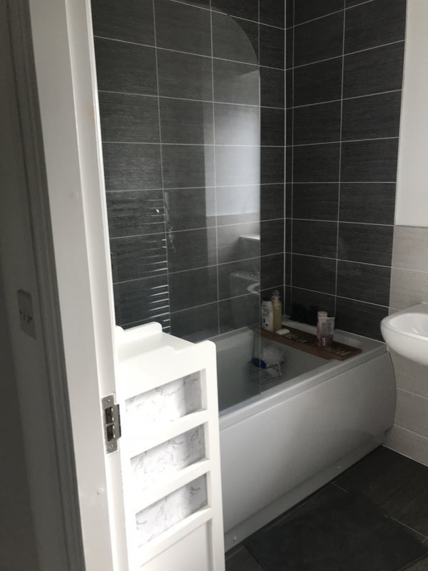 Room Lady Royd Close in Bradford