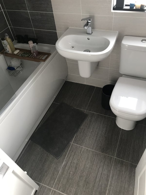 Room Lady Royd Close in Bradford