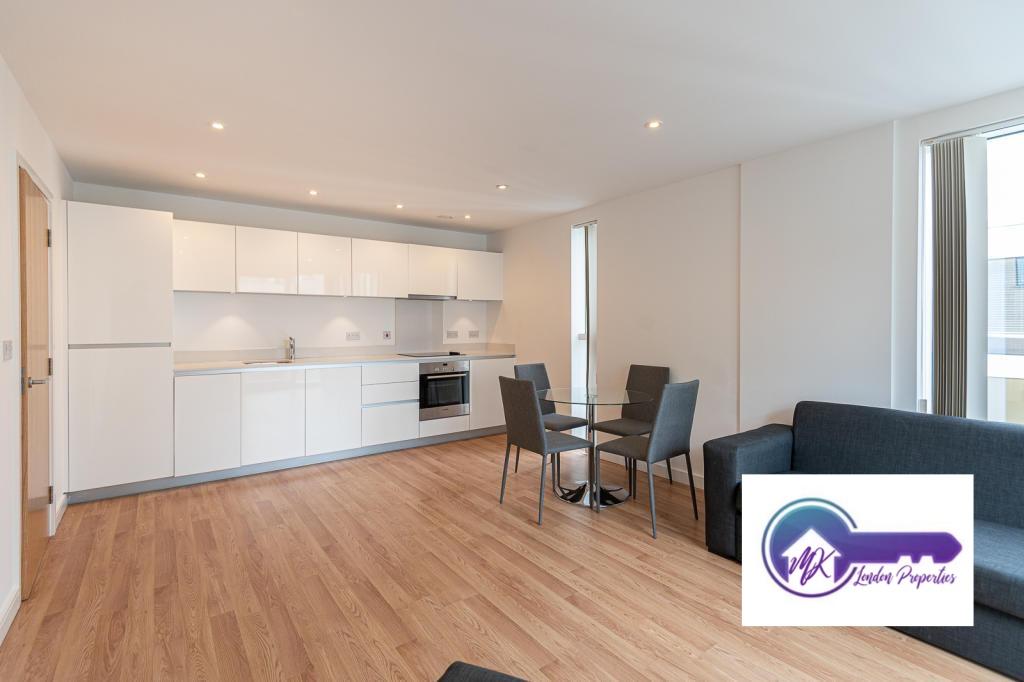 Flat Coster Avenue in Greater London