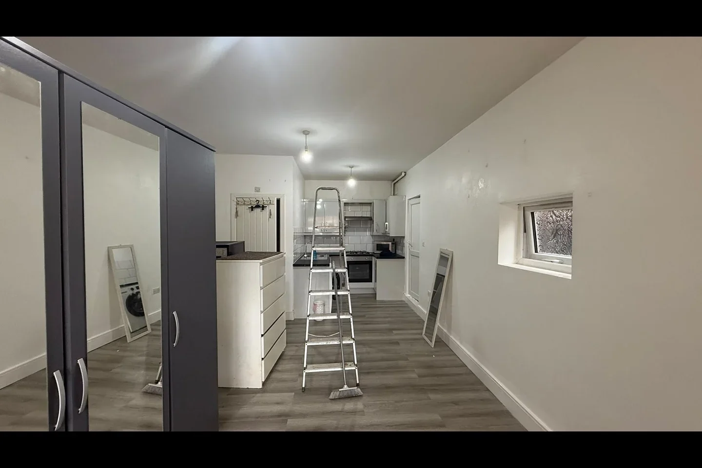 Flat Stirling Road in Greater London