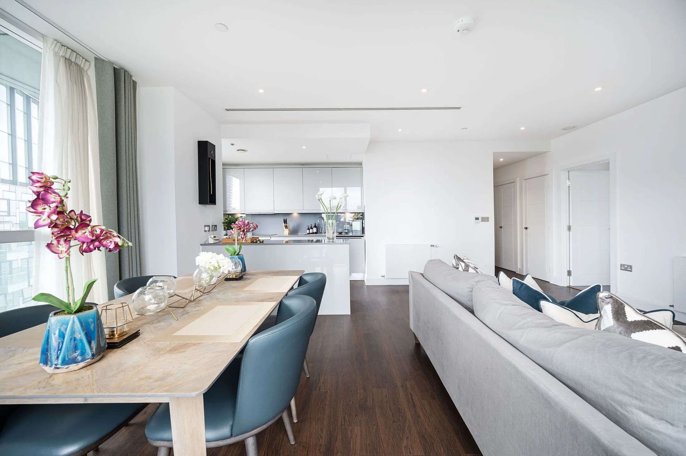 Flat Harbour Way in Greater London