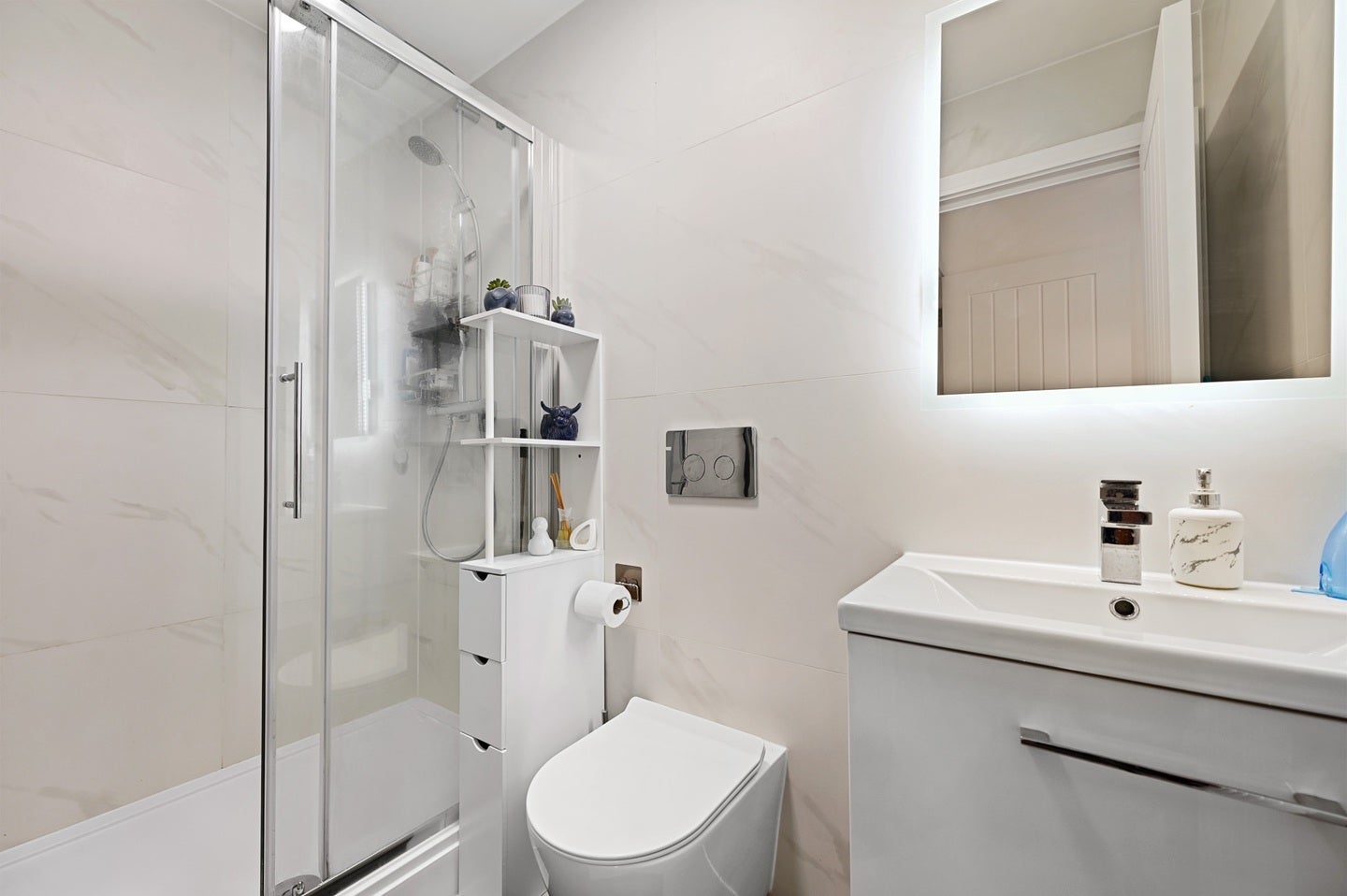 Flat Rosslyn Crescent in Greater London