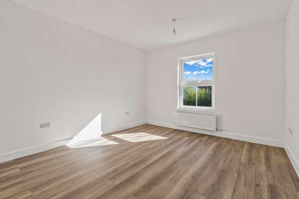 Flat Chatsworth Place in Greater London