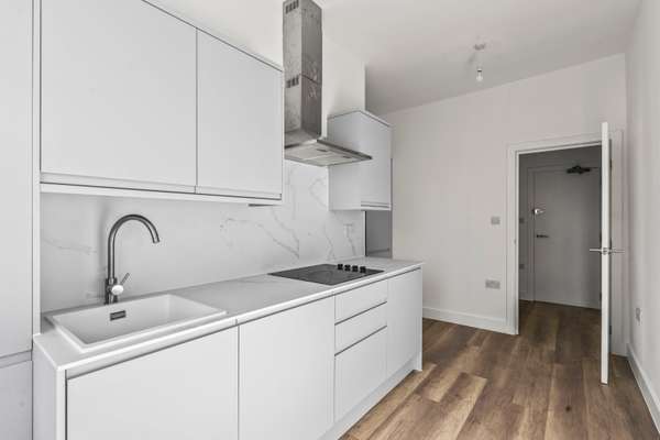 Flat Chatsworth Place in Greater London