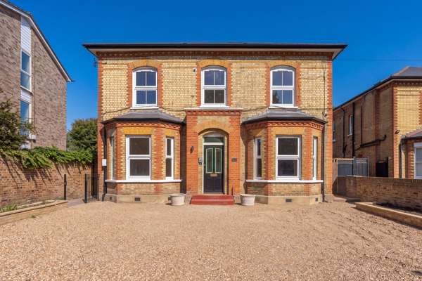 Flat Chatsworth Place in Greater London