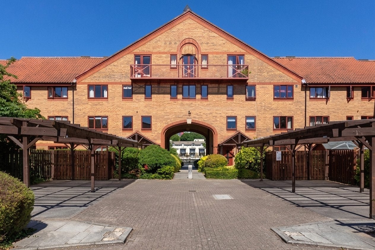 Flat John Cabot Court in Bristol