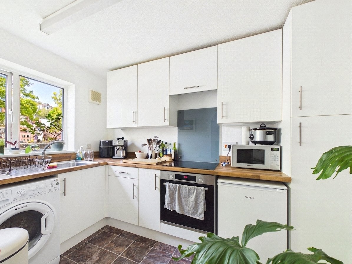 Flat John Cabot Court in Bristol