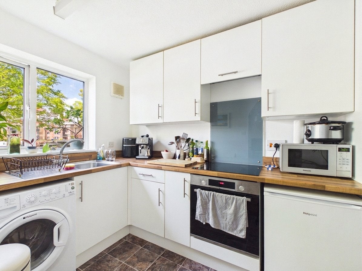Flat John Cabot Court in Bristol