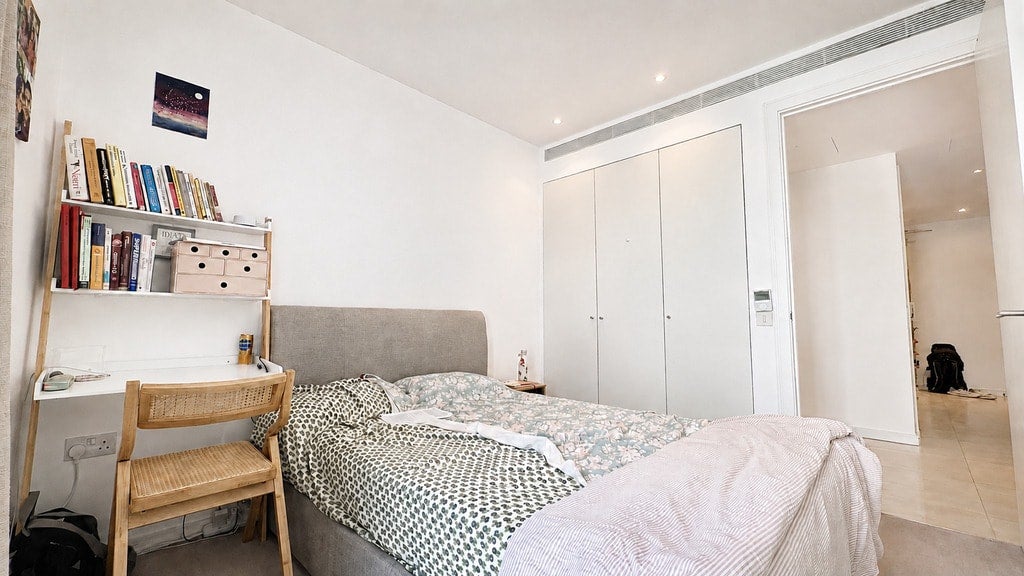 Flat Eastfields Avenue in Greater London