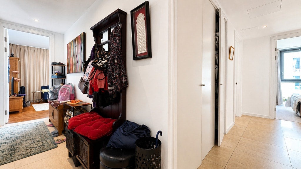Flat Eastfields Avenue in Greater London