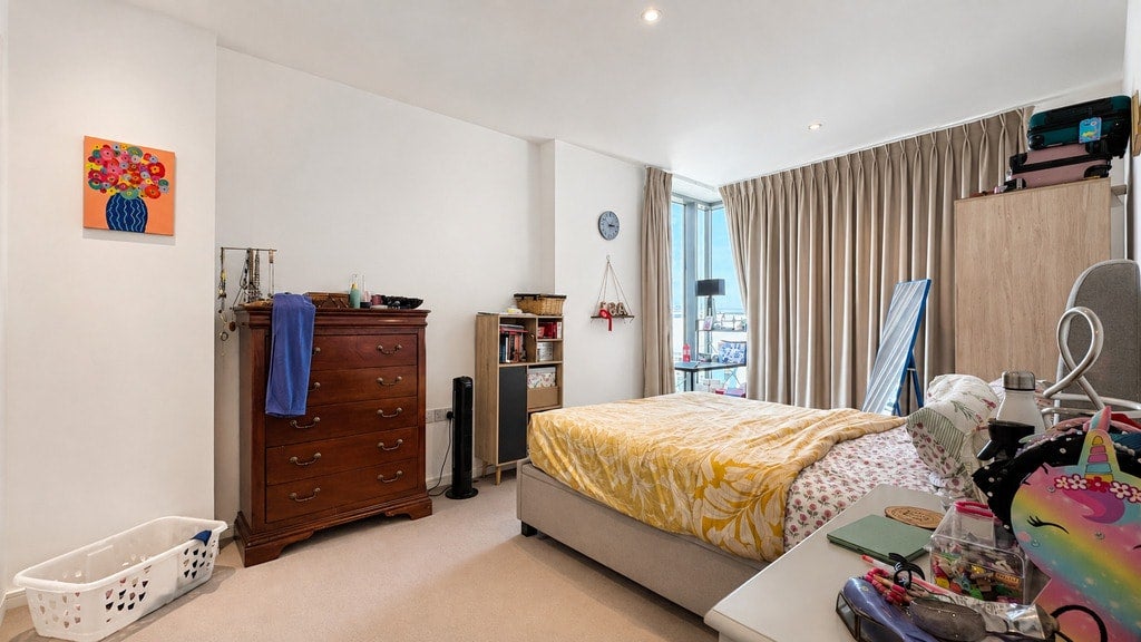 Flat Eastfields Avenue in Greater London