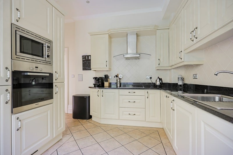 Flat Langland Bay Road in Newton
