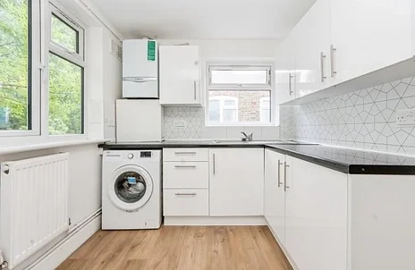 Flat Christchurch Avenue in Greater London