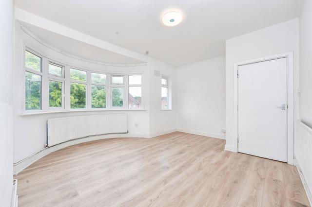 Flat Christchurch Avenue in Greater London