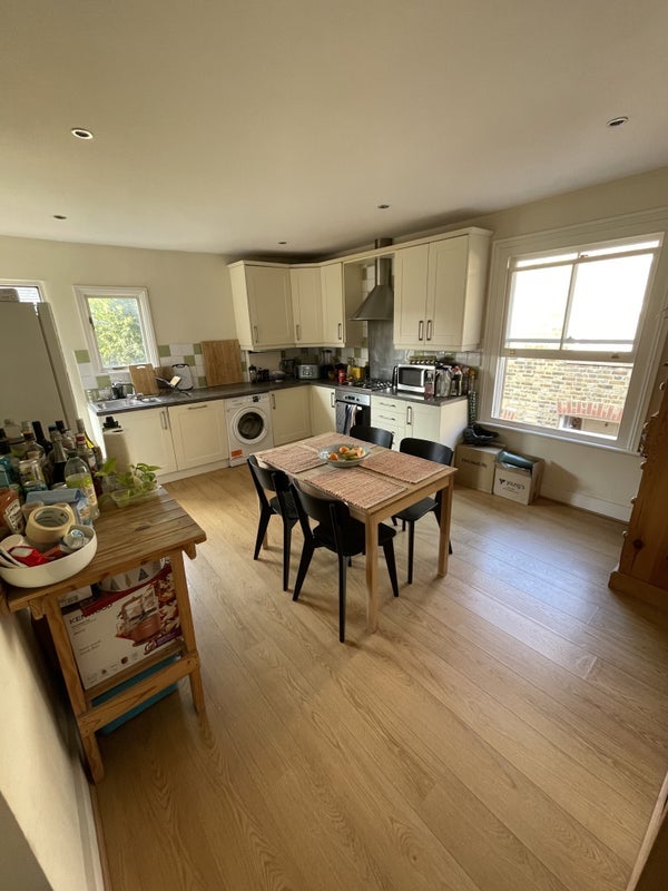 Room Emmanuel Road in Greater London