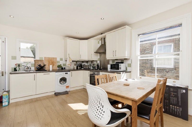 Room Emmanuel Road in Greater London