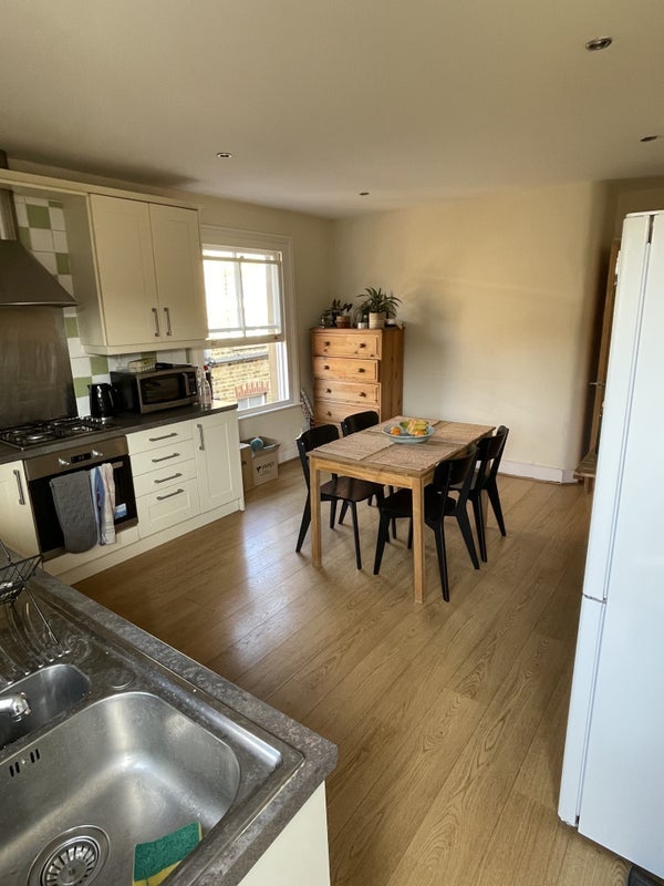 Room Emmanuel Road in Greater London