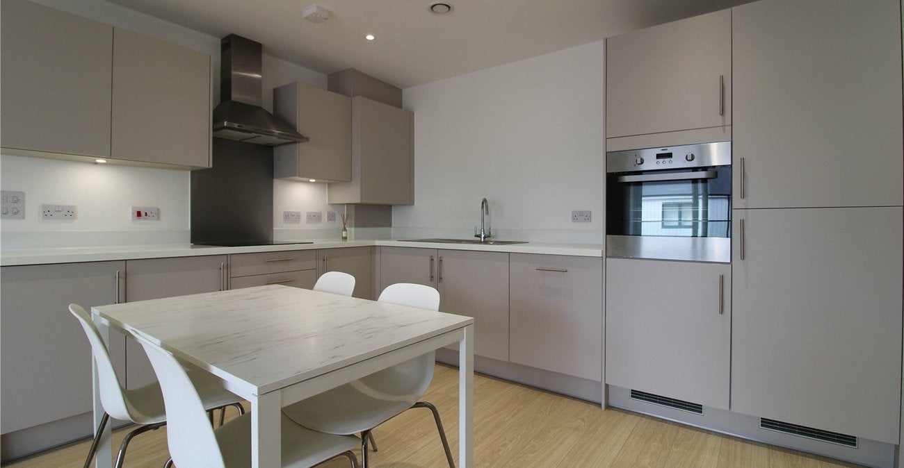 Flat Sanderling Way in Dartford