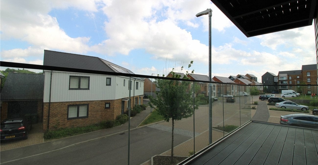 Flat Sanderling Way in Dartford