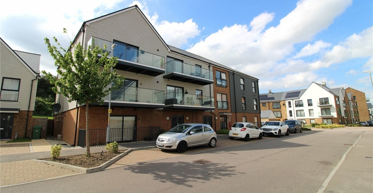 Flat Sanderling Way in Dartford