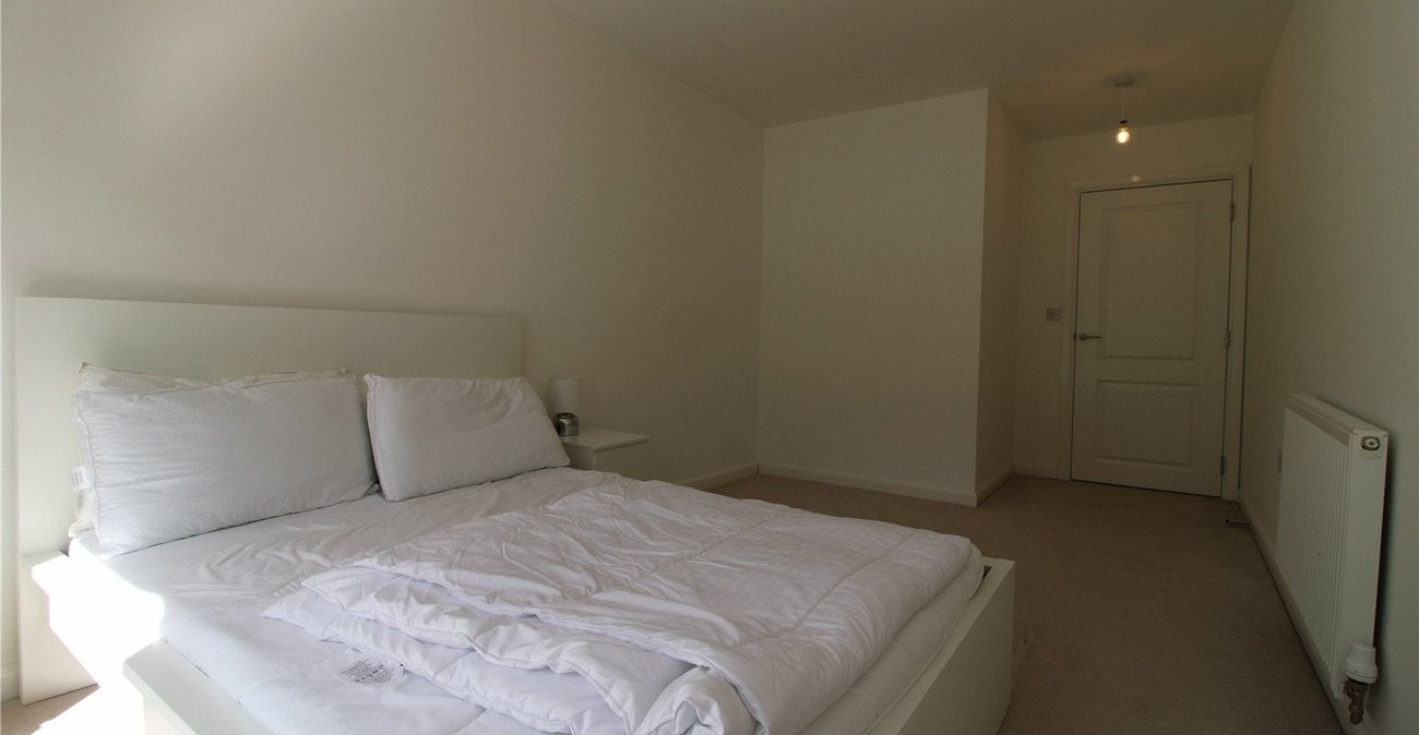 Flat Sanderling Way in Dartford
