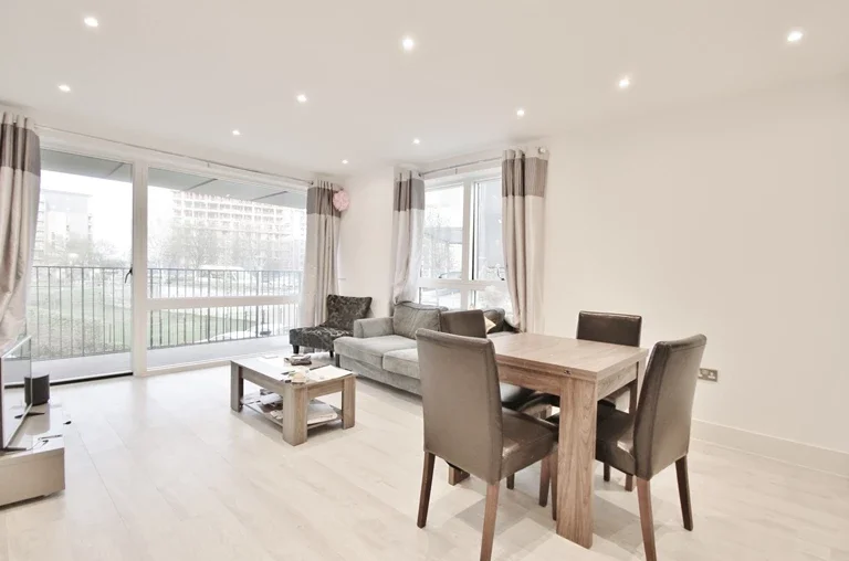 Flat Hammersmith Road in Greater London