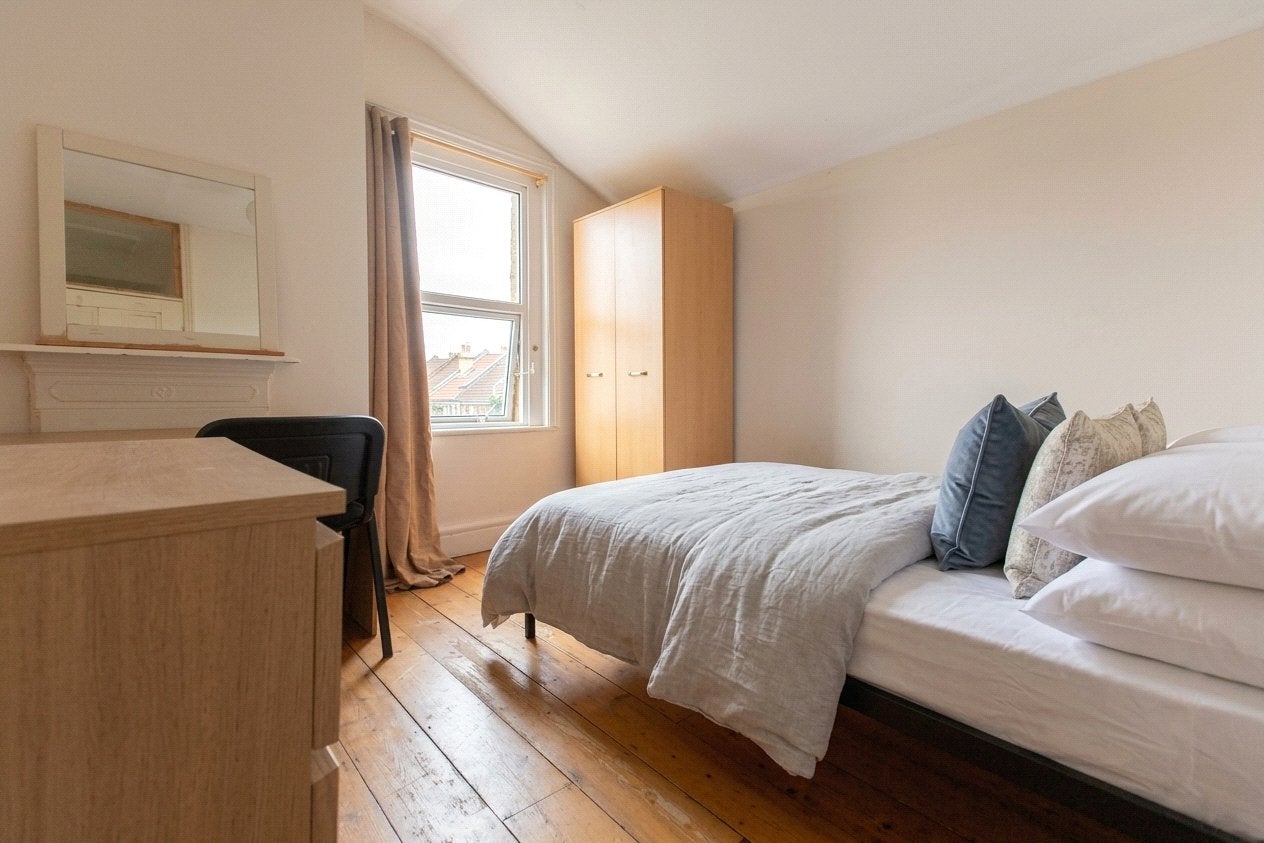 Room Seymour Avenue in Bristol
