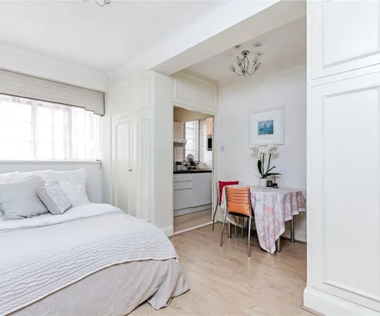 Flat Sloane Avenue in Greater London