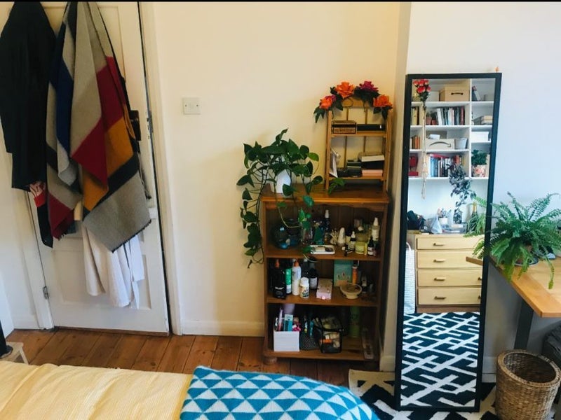 Room Trelawn Road in Greater London