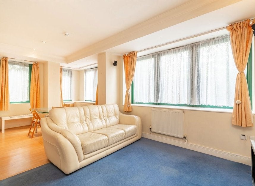 Flat Brunswick Road in Greater London