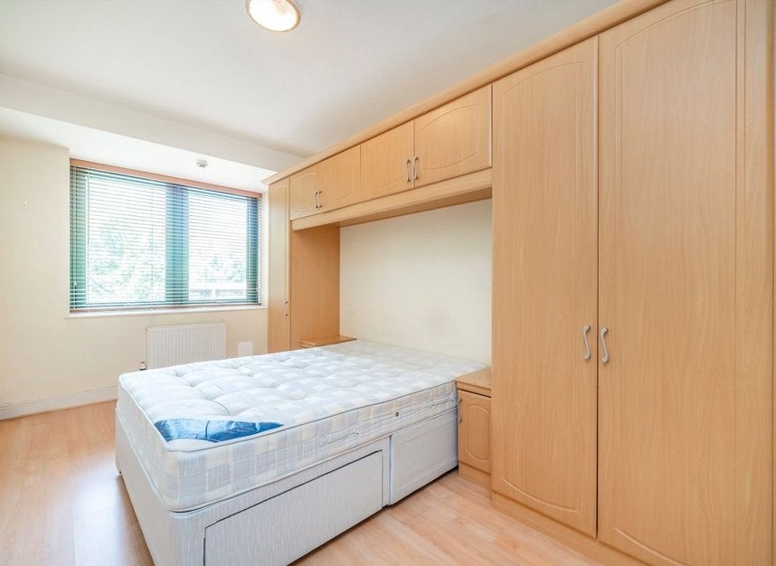 Flat Brunswick Road in Greater London